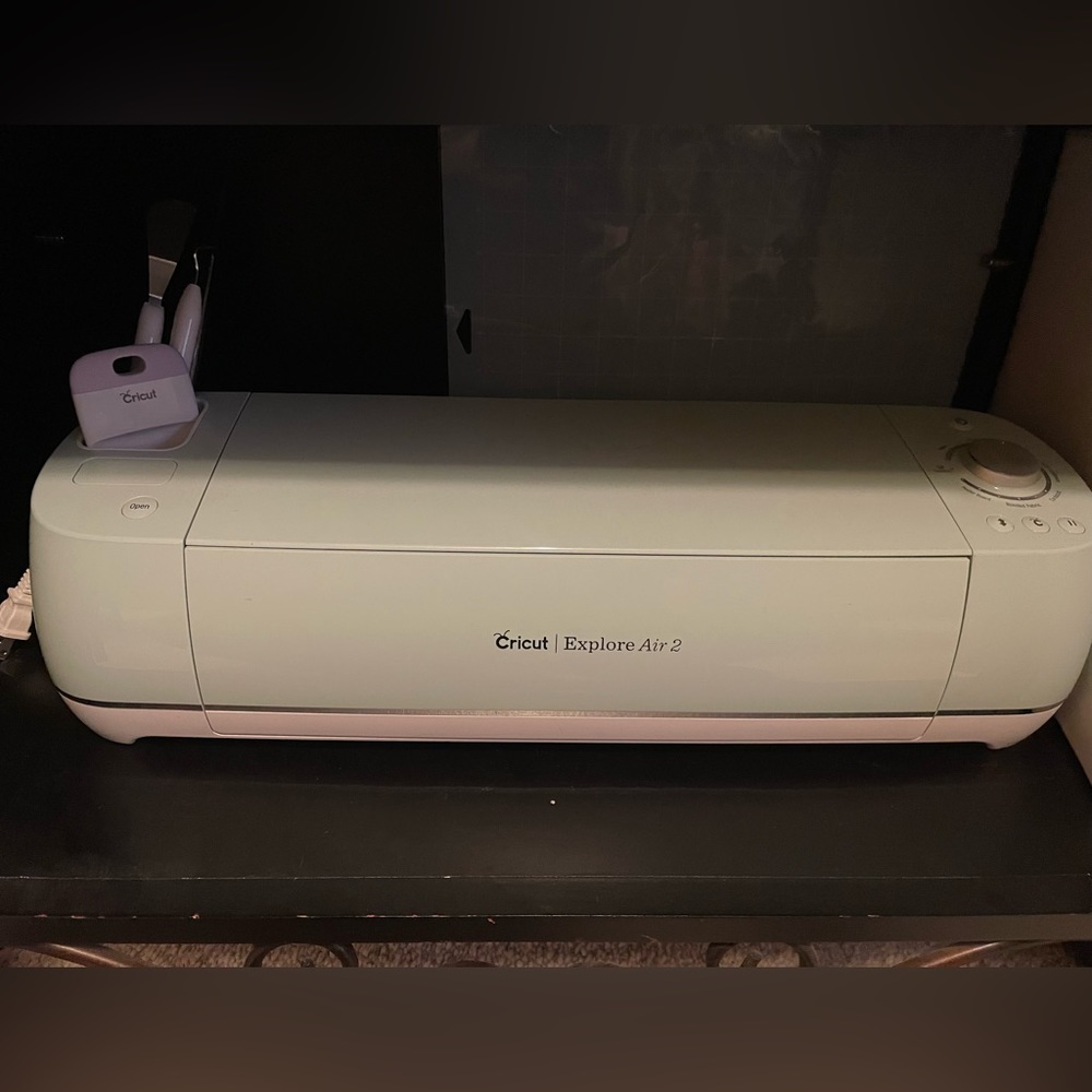 Cricut Explore Air 2 Mint & 9x9 Easy Press - like new!